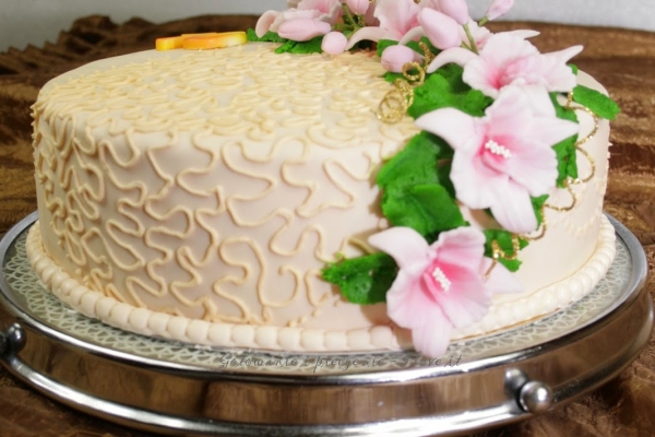 Tort makowy z kremem waniliowym i konfiturą pomarańczową 