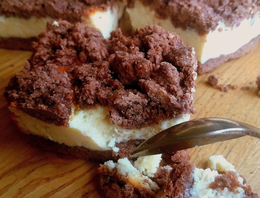 Sernik na ciemnym spodzie z kruszonką / Polish Cheesecake with Cocoa Crumble