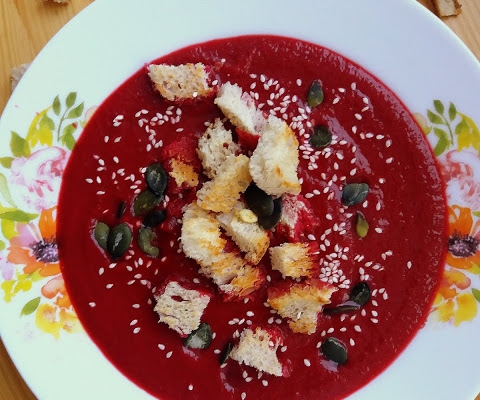 Krem z buraczków i słodkich ziemniaków oraz dzbanek od Aquaphor / Cream of Beetroot and Sweet Potato Soup