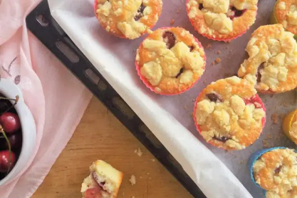 Muffinki z czereśniami i kruszonką / Sweet Cherry Streusel Muffins