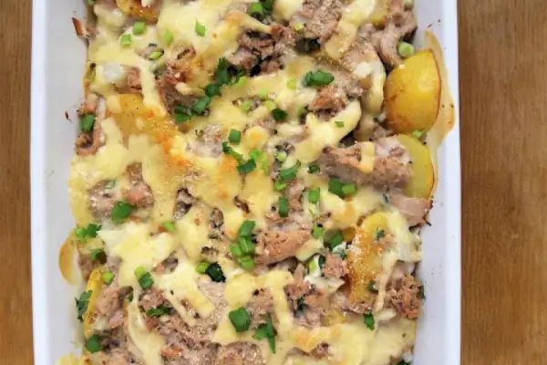 Szybka zapiekanka ziemniaczana z serem, tuńczykiem i beszamelem / Quick Potato and Tuna Casserole