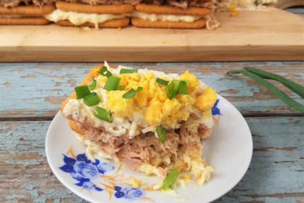 Sałatka świąteczna - z tuńczykiem na krakersach i ryżowa z kabanosem i porem / Party Salad Recipes