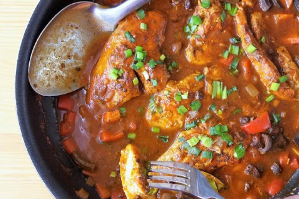 Kotlety po zbójnicku / Braised Chicken in Tomato Mushroom Sauce