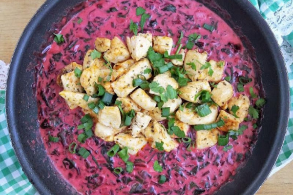 Kurczak w sosie z botwinką / Chicken in Young Beet Greens Sauce