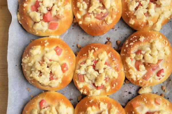 Drożdżówki z rabarbarem i kruszonką / Rhubarb Buns With Streusel Topping