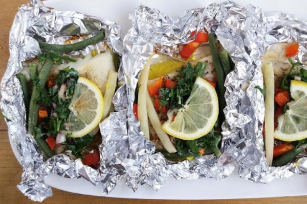 Ryba w folii z sosem chimichurri / Chimichurri Baked Fish