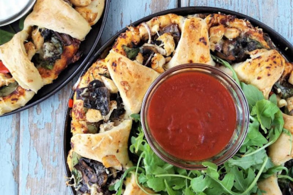 Wytrawny wieniec drożdżowy z kurczakiem i pieczarkami / Chicken and Mushroom Pizza Wheel