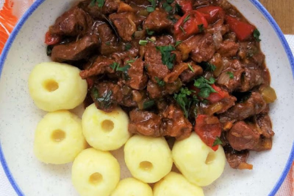 Kluski śląskie z gulaszem wołowym / Silesian Dumplings with Beef Goulash