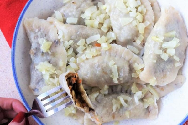 Wigilijne pierogi z kapustą i grzybami suszonymi / Polish Pierogi with Cabbage