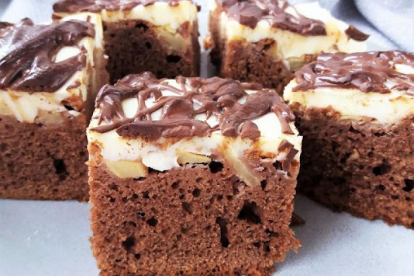 Czekoladowe ciasto z jabłkami i budyniem /Chocolate Apple Cake with Pudding