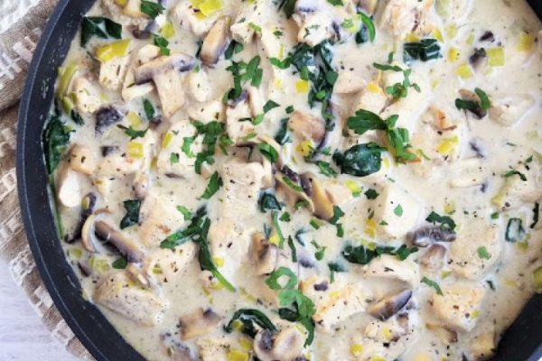 Kurczak w sosie śmietanowym z pieczarkami i szpinakiem / Creamy Chicken with Mushrooms and Spinach