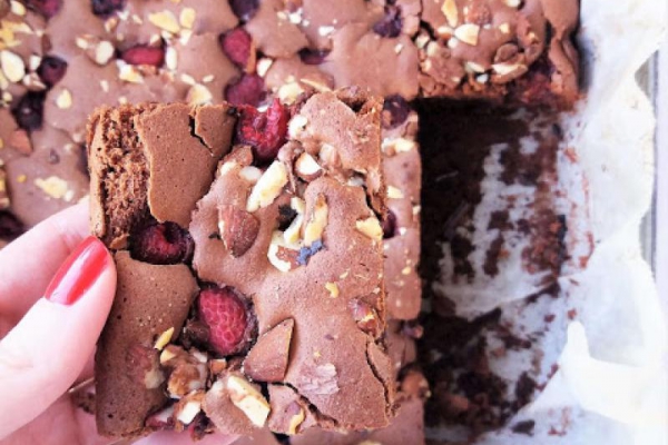 Brownie z orzechami i malinami / Brownie with Raspberries and Nuts