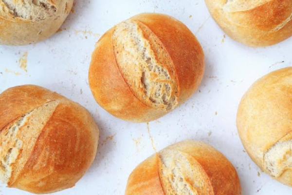 Śniadaniowe bułki pszenne na suchych drożdżach / Crusty Bread Rolls