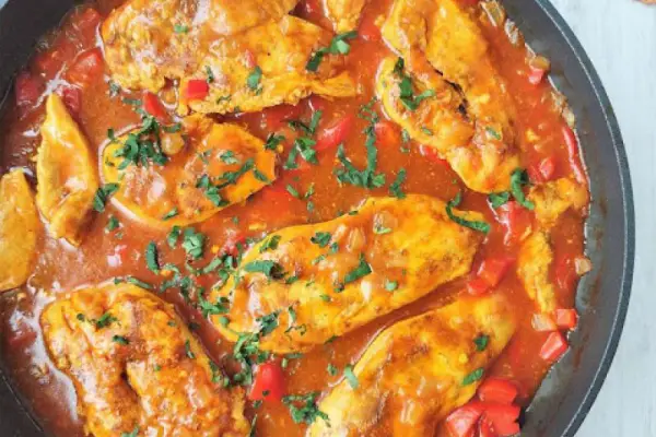 Kurczak w sosie pomidorowym z curry i papryką