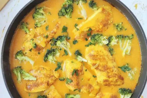 Kurczak w sosie curry z brokułami