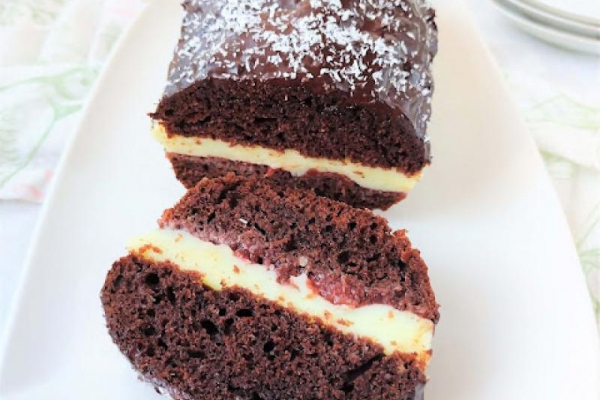 Czekoladowa babka z budyniem i dżemem