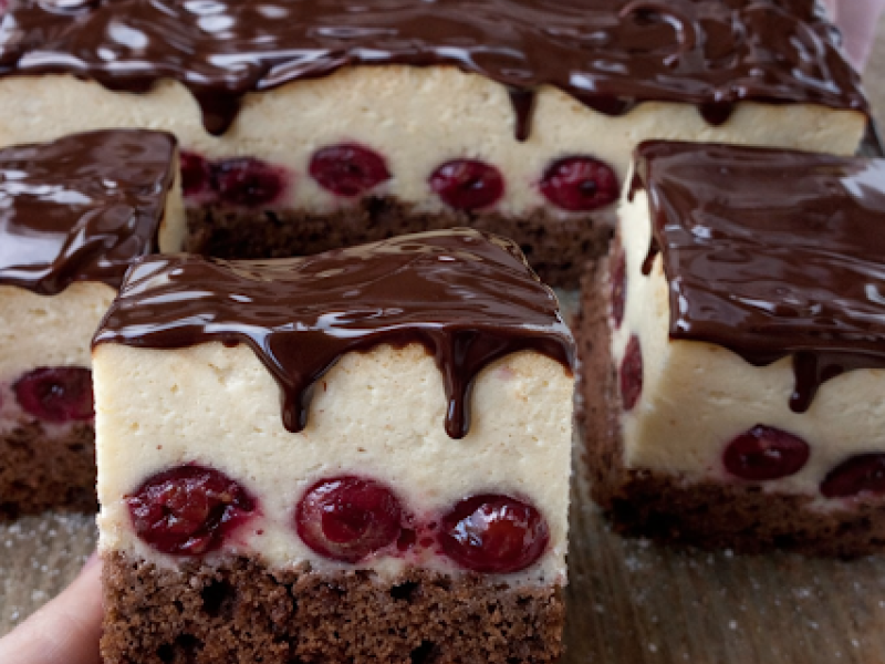 Sernik z wiśniami na ciemnym spodzie