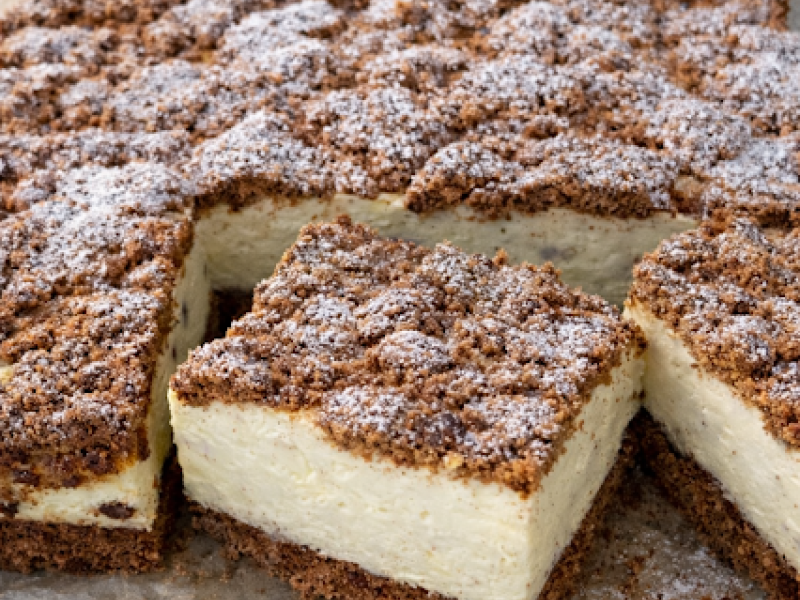 Sernik na ciemnym spodzie z kruszonką czekoladową