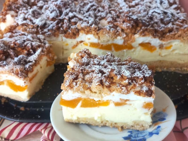 Sernik z brzoskwiniami i bezą