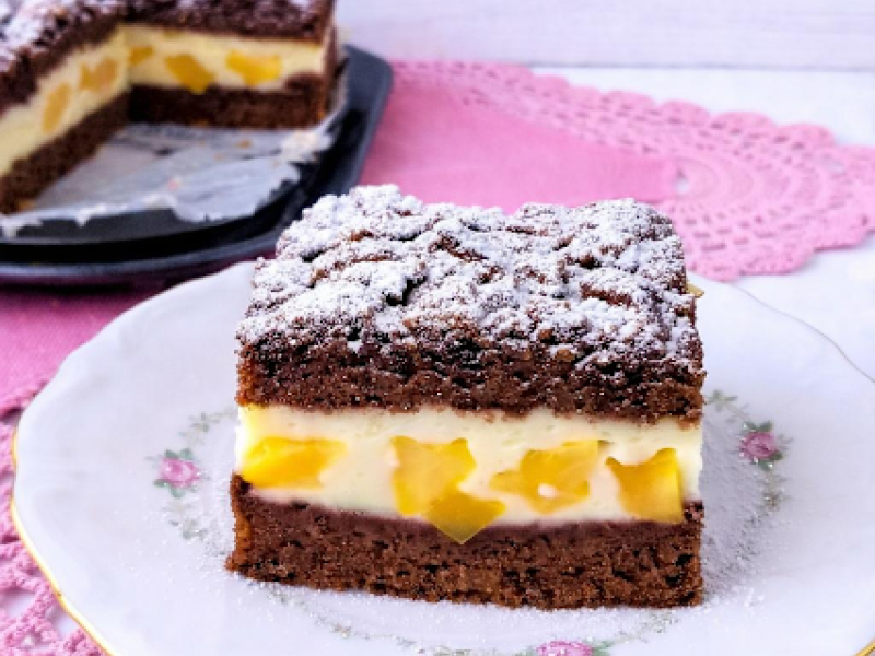 Kruche ciasto z budyniem i brzoskwiniami z puszki