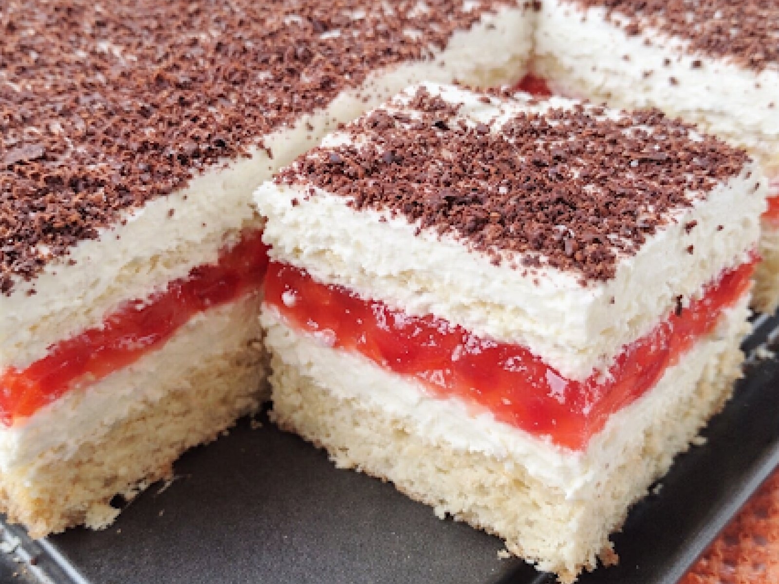 Ciasto tortowe z kremem, galaretką i śmietaną