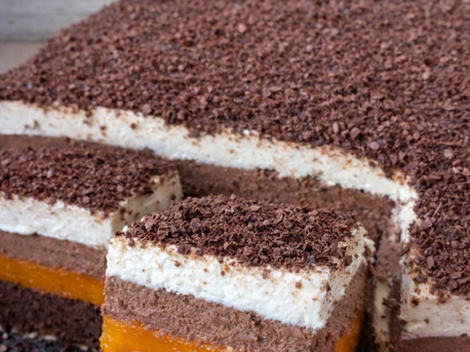 Ciasto Iskierka z musem brzoskwiniowym i kremem