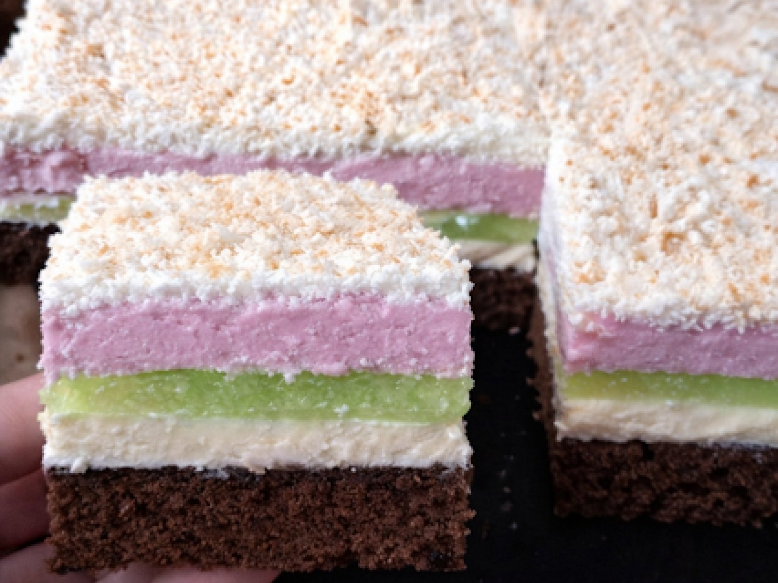 Ciasto Magnolia z zieloną galaretką i kremem budyniowym