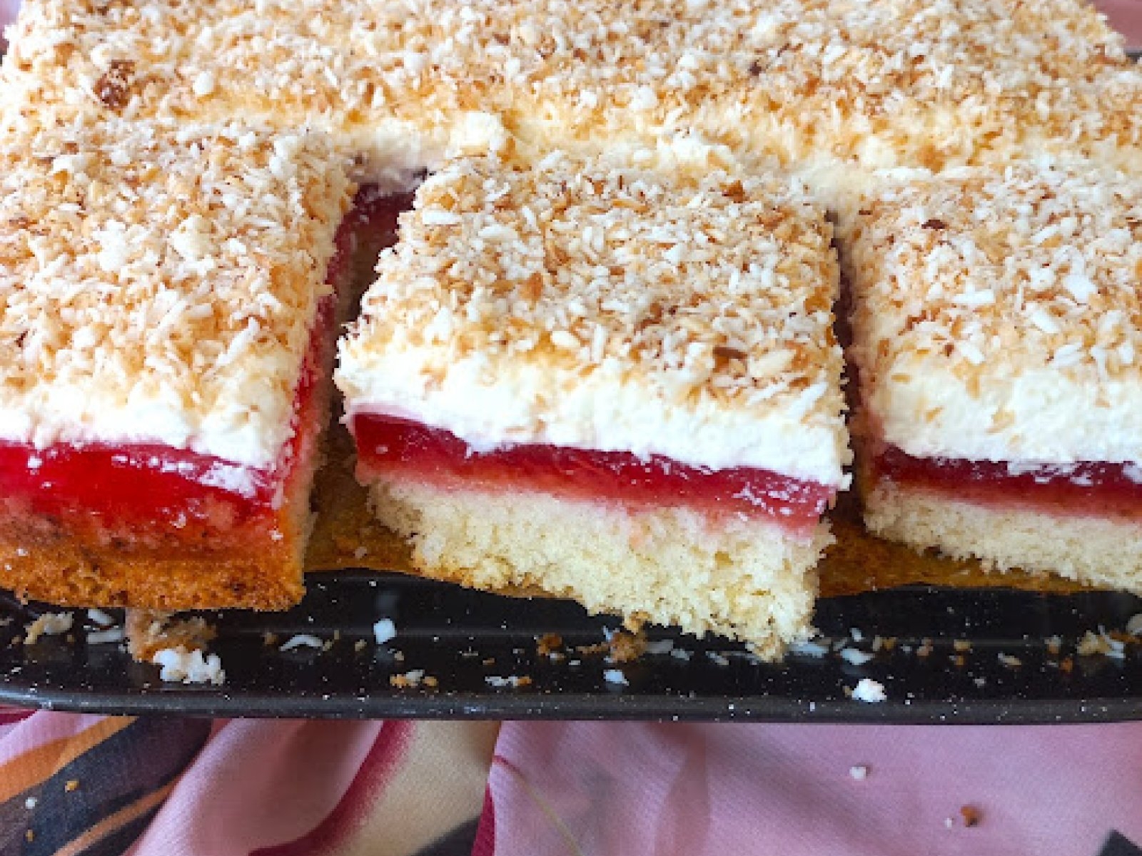 Biszkopt z galaretką i kremem z twarogu