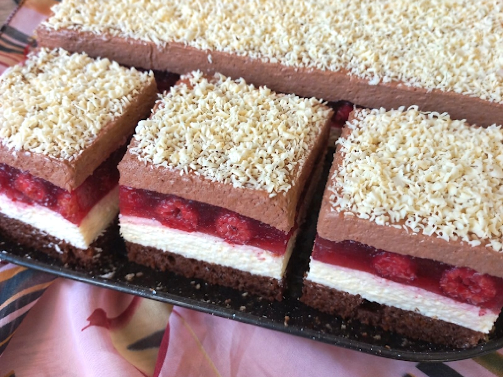 Ciasto Malinowa Pokusa z malinami, kremem budyniowym i czekoladowym