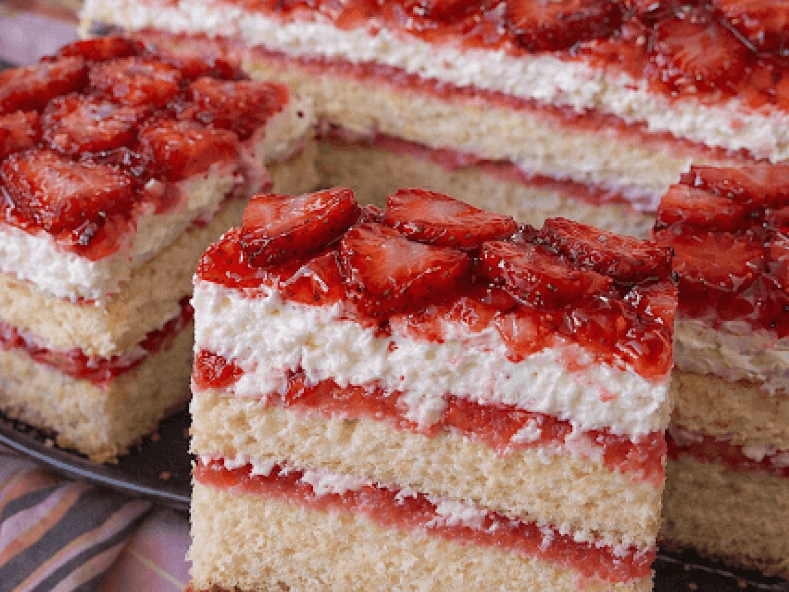 Ciasto Truskawkowiec z frużeliną truskawkową i truskawkami