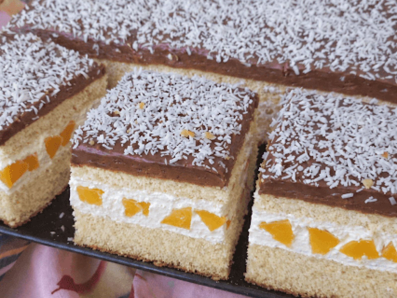 Ciasto Chmurka z brzoskwiniami i bitą śmietaną
