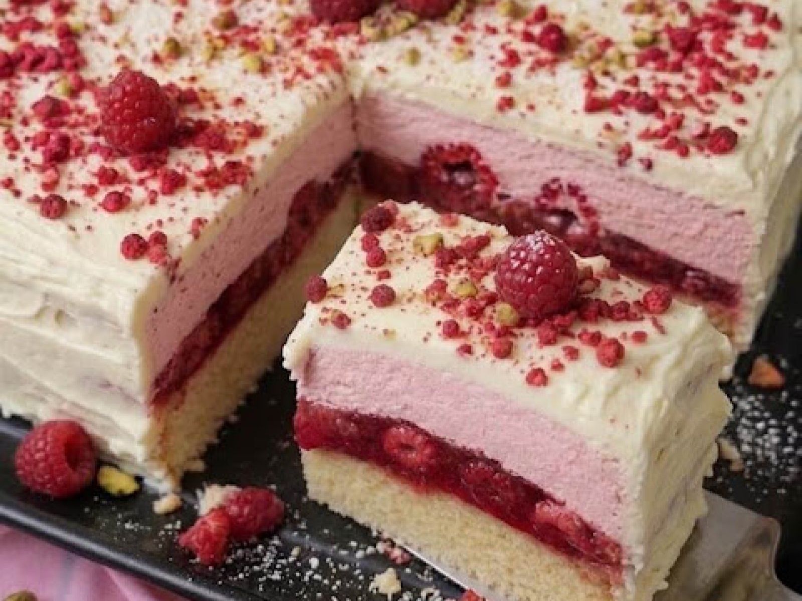 Ciasto Malwinka - przepis na biszkopt z malinami, różowym kremem budyniowym i mascarpone