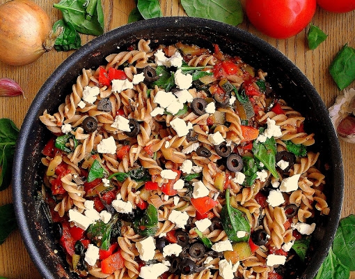 Makaron z warzywami, fetą i oliwkami / Pasta with Feta, Vegetables and Olives