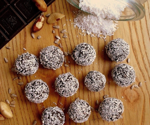 Zdrowe trufle z kakao, daktylami i kokosem / Chocolate Coconut Date Balls
