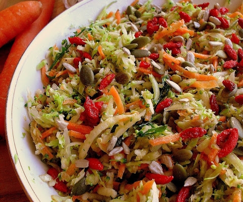 Surówka z brokułem i pestkami / Broccoli salad with seeds