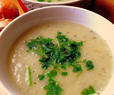 Kremowa zupa ziemniaczano-cebulowa