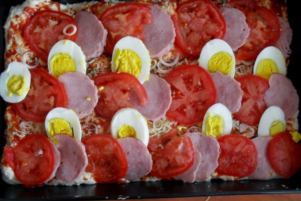 wiejska pizza z jajkiem, kiełbasą i pomidorami
