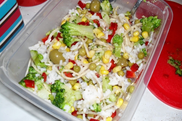 sałatka ryżowa z warzywami