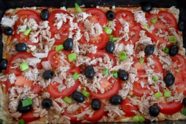 pizza z tuńczykiem i oliwkami