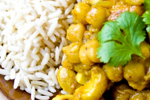 Aromatyczne curry z orzechami nerkowca i ciecierzycą