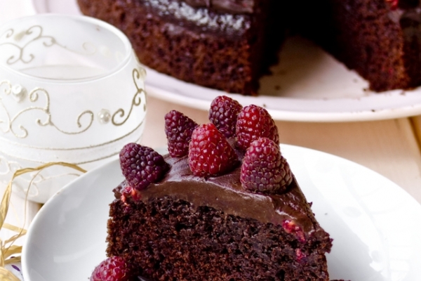 Wegański tort czekoladowo-malinowy