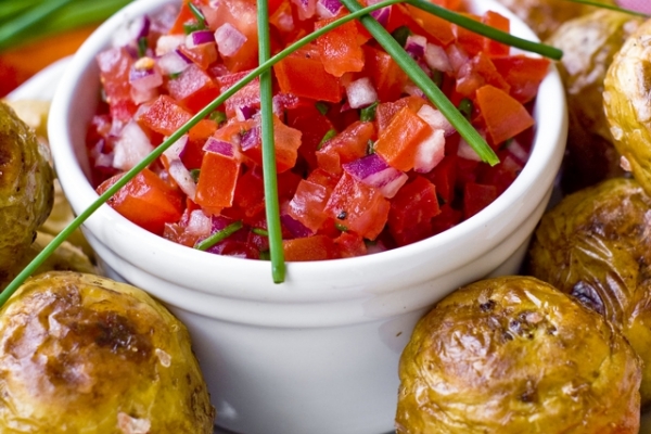 Pieczone młode ziemniaki w mundurkach z salsą pomidorową