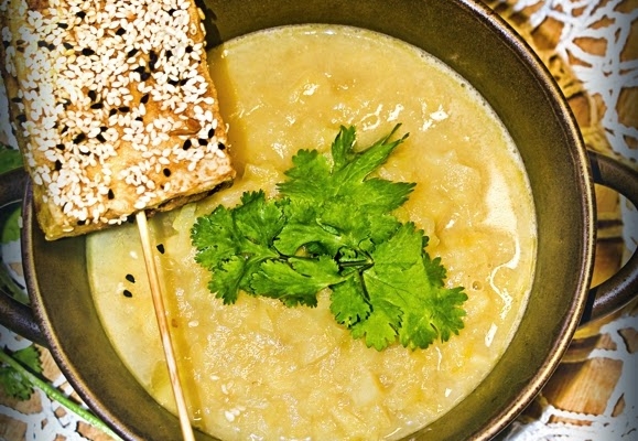 Zupa porowo-jabłkowa z sezamowymi lizakami tofu