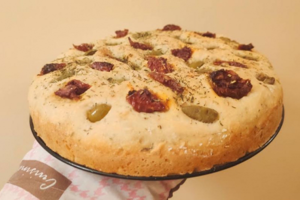 Focaccia z oliwkami i suszonymi pomidorami