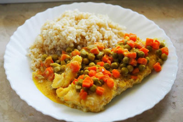 Dorsz curry z groszkiem i marchewką