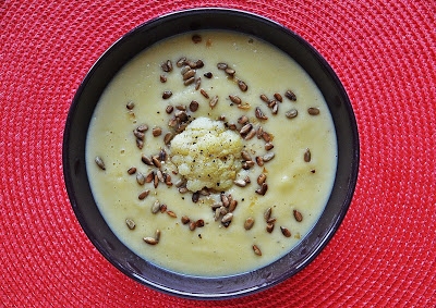 Kremowa zupa z kalafiora z prażonym słonecznikiem
