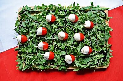Euro 2016: biało-czerwone przekąski z mozzarellą i pomidorkami koktajlowymi na rukoli