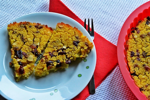 Jaglaniec - ciasto z kaszy jaglanej z rodzynkami, żurawiną i płatkami migdałowymi