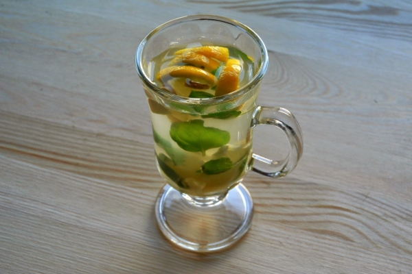 Jesienna herbata z cytryną, limonką, imbirem i miętą