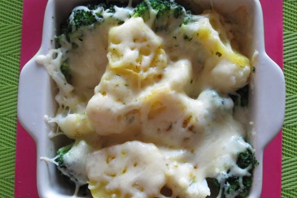 Brokuły i kalafior zapiekane z serem i ziemniakami